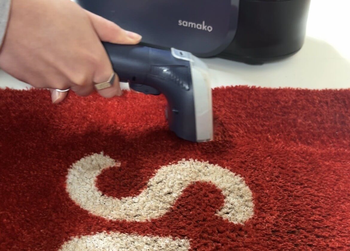 Samako PowerClean Pro stoomreiniger in actie op een Sneaker Essentials deurmat