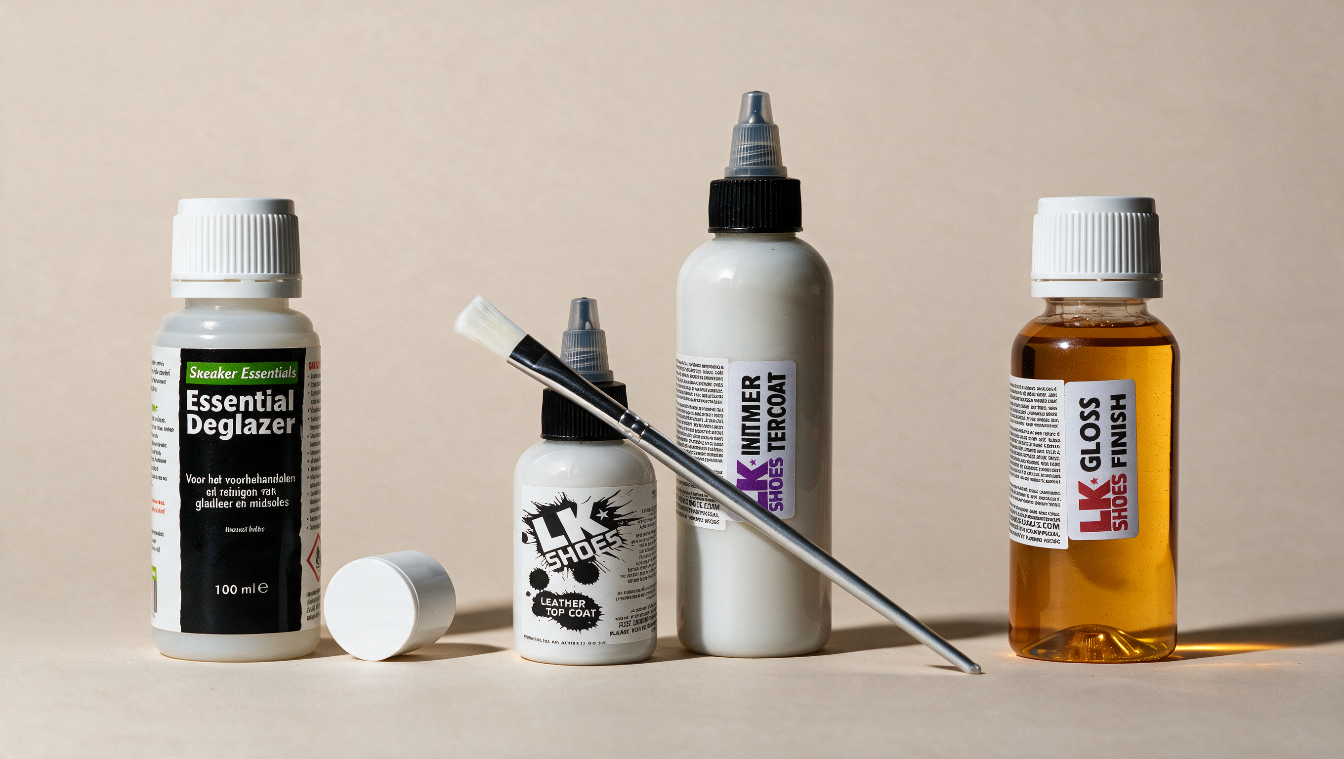 Overzichtsfoto van onze eigen sneaker verzorgingsproducten: Essential Deglazer, Liquid Kicks Primer, Intercoat Layer Builder en Leather Sealer Gloss, netjes naast elkaar geplaatst als stappenplan van voorbehandeling tot afwerking.
