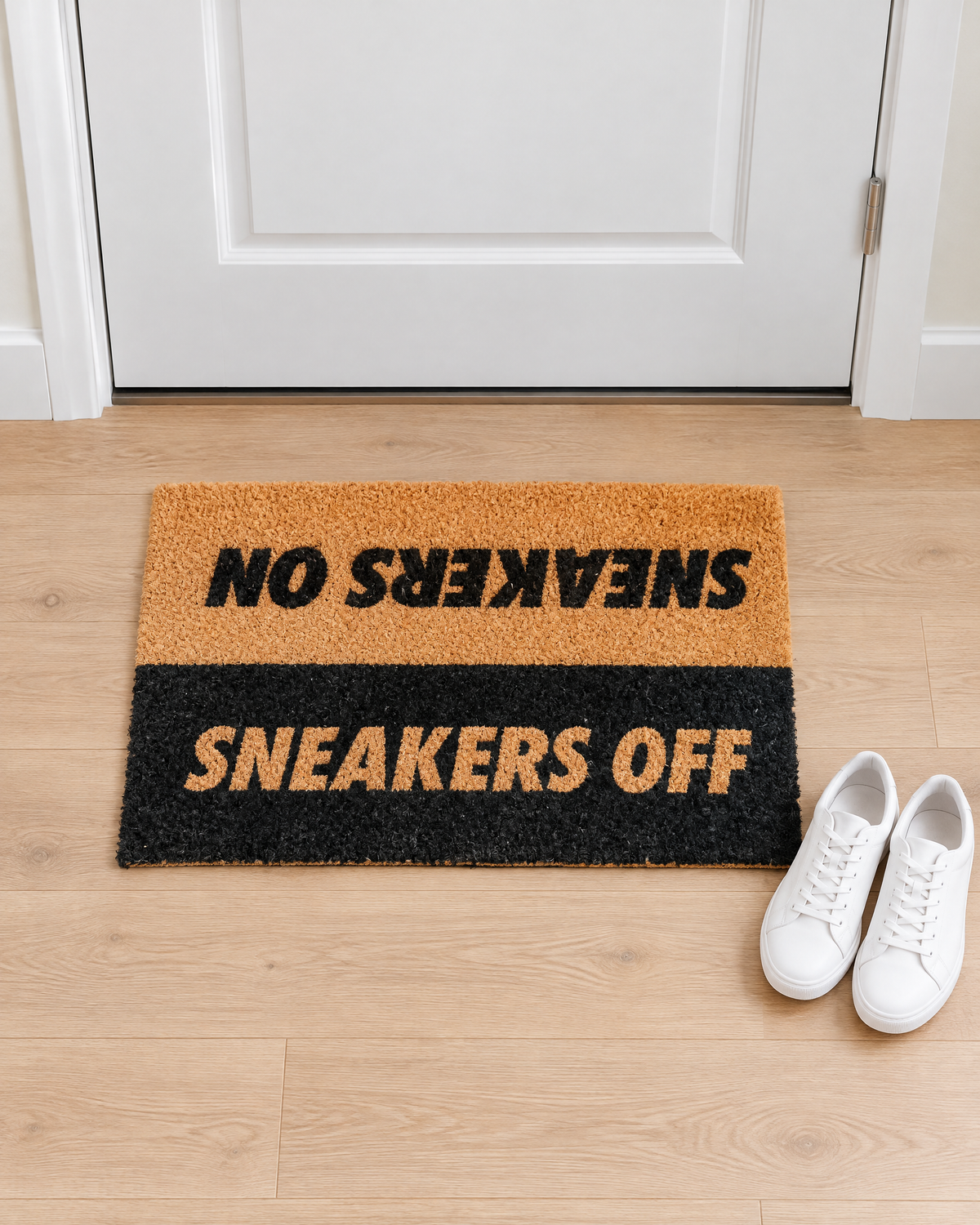 SNEAKERS ON/OFF faux kokos deurmat voor een witte voordeur met een paar witte sneakers ernaast