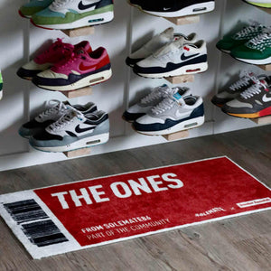 THE ONES boek + Gepersonaliseerde THE ONES vloerkleed 45x100cm - Sneaker Essentials