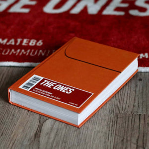 THE ONES boek + Gepersonaliseerde THE ONES vloerkleed 45x100cm - Sneaker Essentials