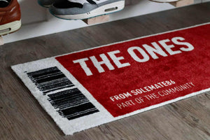 Gepersonaliseerde THE ONES vloerkleed 45x100cm - Sneaker Essentials